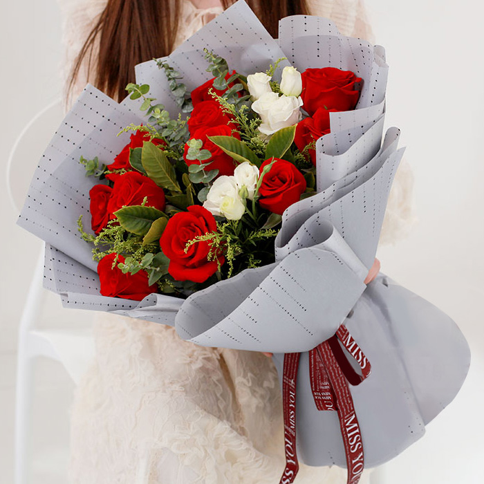11支精品红玫瑰，搭配2支白色洋桔梗、适量栀子叶、尤加利叶、黄莺草装饰。