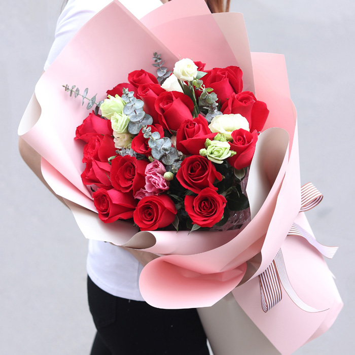 19支红玫瑰，搭配3支浅绿色洋桔梗、1支粉色洋桔梗、适量尤加利叶装饰。