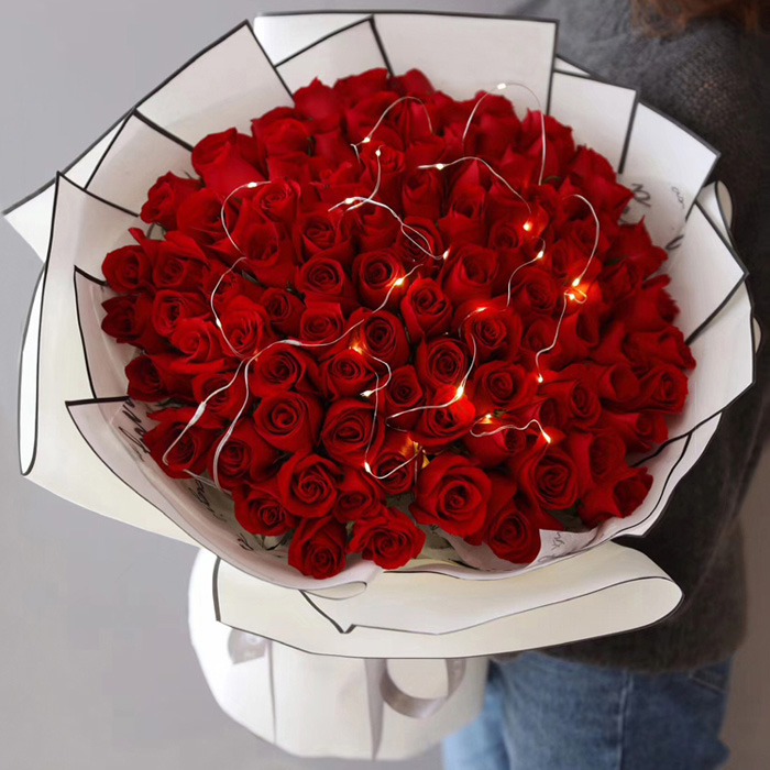 99朵红玫瑰，发光灯带装饰。（请至少提前1天预定，或订购前咨询客服）